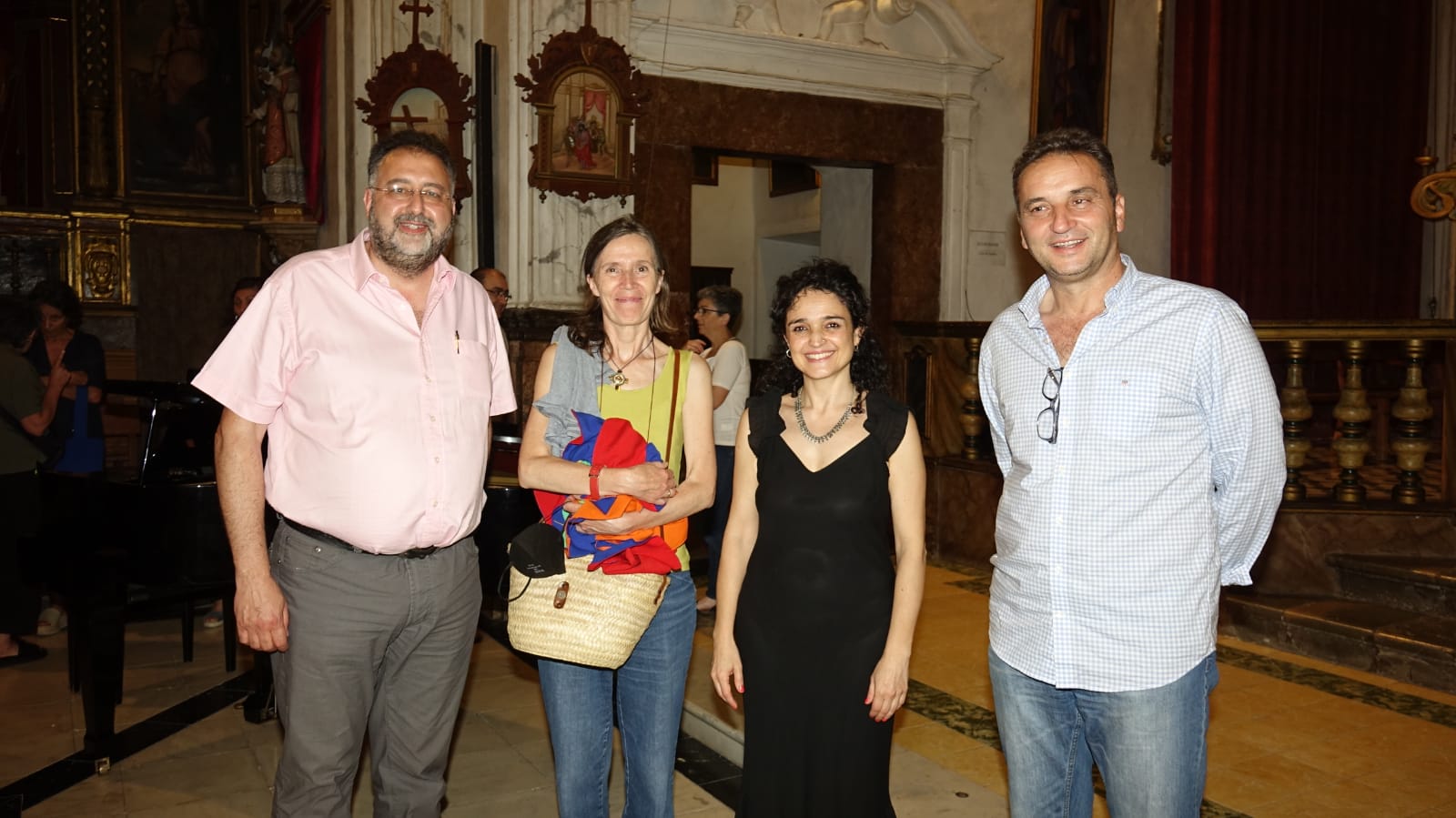 Foto de Joan Comas, representant de la FRV, Teresa Vilarubias, promotora del Palau de la Música Catalana, Glòria Coma, directora de l'Orfeó i Tomeu Cifre, Batle de Pollença.